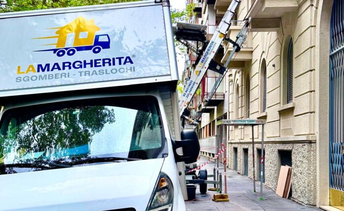 Furgone La Margherita e autoscala durante un trasloco a Milano