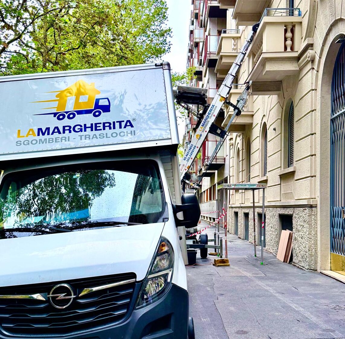 Furgone La Margherita e autoscala durante un trasloco a Milano